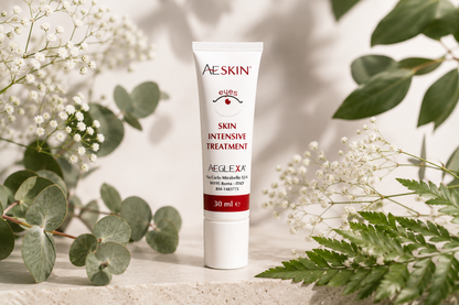 Tubetto AESKIN Eyes 30 ml tra foglie di eucalipto e piccoli fiori bianchi